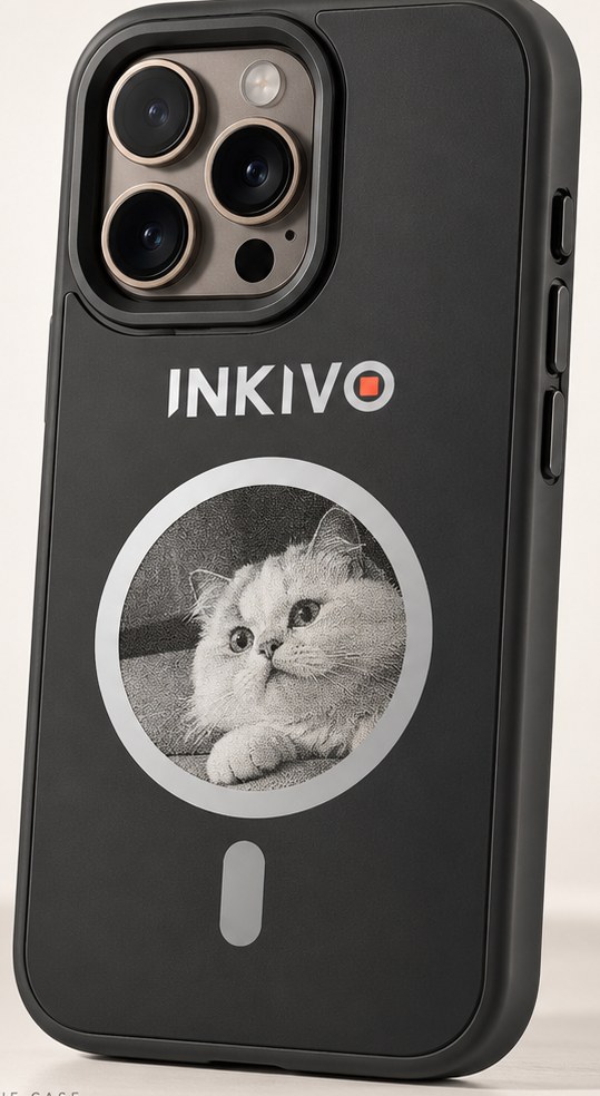 Round INKIVO e-ink panel showing a portrait of a cat